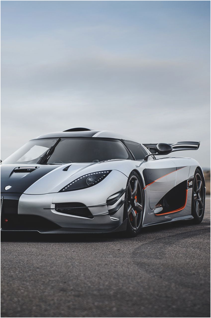 koenigsegg one1 the first mecacar a curb weight to horsepower ratio of 11 0400km in 20 seconds